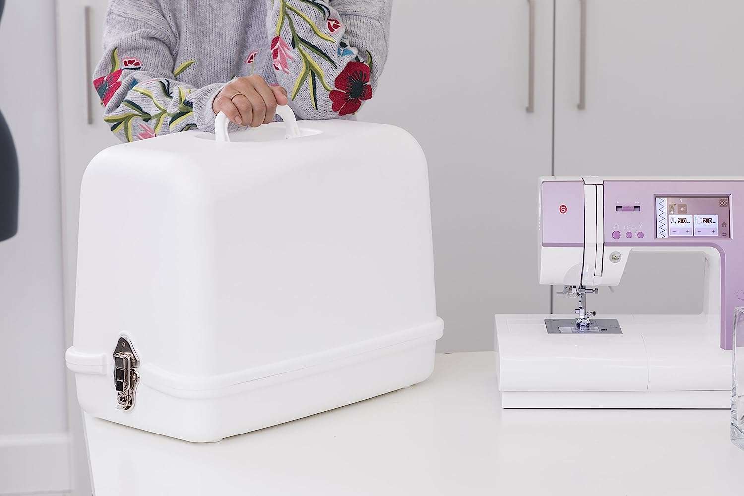 SINGER - Universal Hard Carrying Case 611.BR for Most Free-Arm Portable Sewing Machines - 2